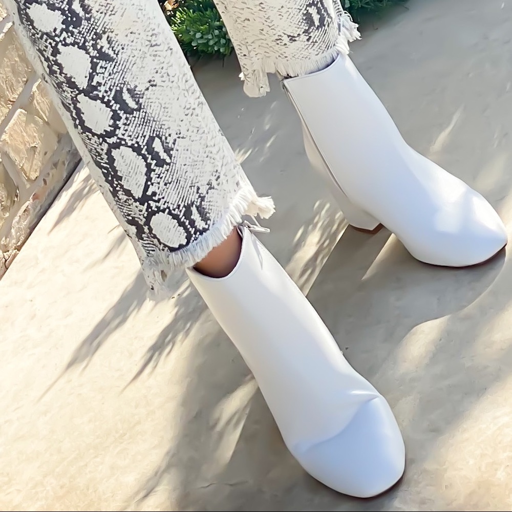 Divana (White Boot)